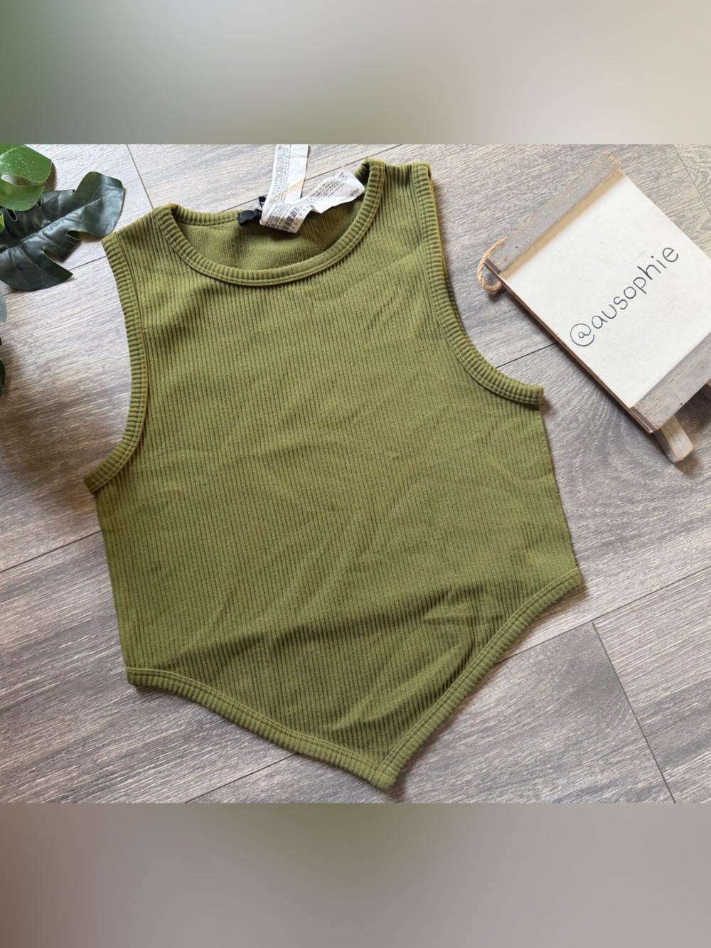 Forever 21 Ribbed  Compression Olive Green V-Hem Sleeveless Crop Top. Size M